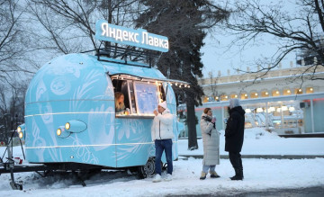 яндекс Лавка на фудтраке бесплатно угощает всех желающих горячими кофе, чаем, пуншем, глинтвейном и сладостями - фото - 6