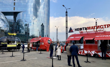 неделя Пасхи у Дома Правительства Московской области. Мобитрак-корт. Фудтраки и автолавка - фото - 1