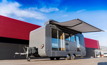 дом на колесах - 15 м2. Панорамные окна, спальня, гостиная, кухня, душ, туалет. MobiHome. MOBITRUCK - фото - 10