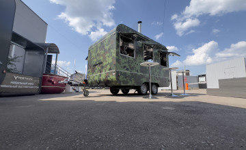 артём Владимирович Жога посетил завод MOBITRUK и получил ключи от полевой кухни для СВО - фото - 8